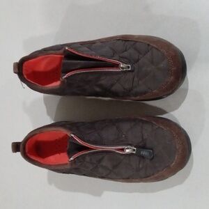 Lands End 8.5 quilted walking shoes